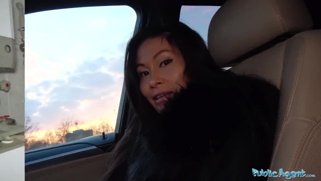 Тайка повелась на деньги и теперь сосет пикаперу в туалете